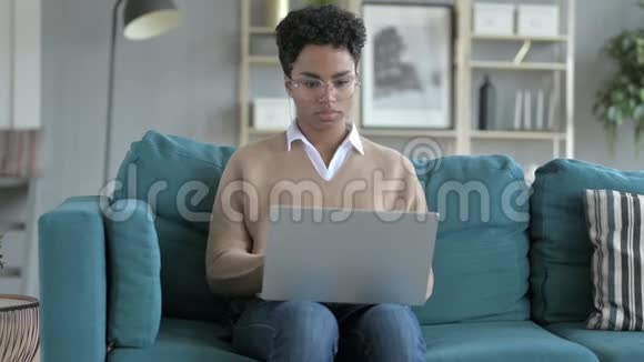 年轻的非洲女孩在笔记本电脑上咳嗽视频的预览图