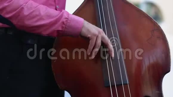 这位音乐家演奏双低音这是一种非常有趣的弦乐运动视频的预览图
