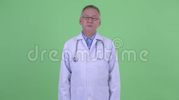 快乐成熟的日本男子医生闭着眼睛放松视频的预览图