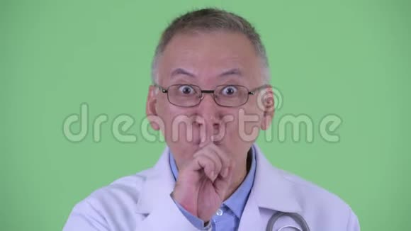 一位成熟的日本男医生手指着嘴唇视频的预览图