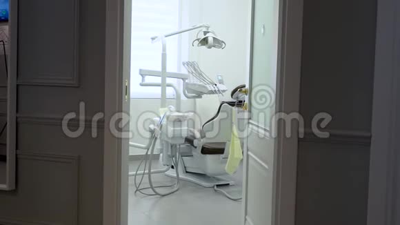 现代牙科办公室内部柜子在等病人视频的预览图