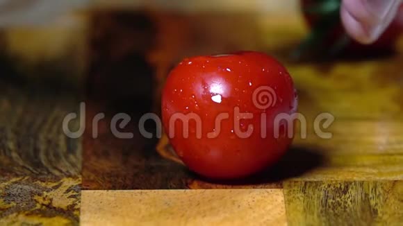 番茄切割特写慢动作视频的预览图