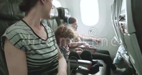 女人和两个孩子坐在飞机上坐在颠簸的出租车上穿过停机坪视频的预览图