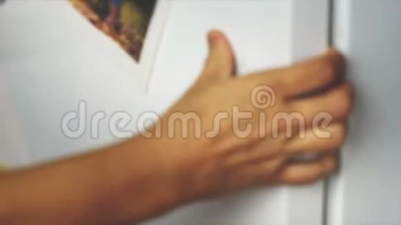 水果冰箱女性手开冰箱带葡萄水果视频的预览图