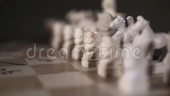 玩家棋对面手特写先战略移动黑色4K棋子视频的预览图