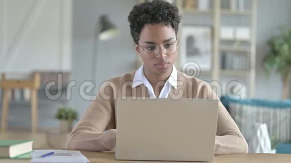 下班后留下笔记本电脑的非洲女孩视频的预览图