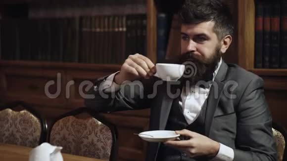 奢华的生活方式成功优雅茶时的概念贵族坐在豪华的室内喝茶或咖啡视频的预览图