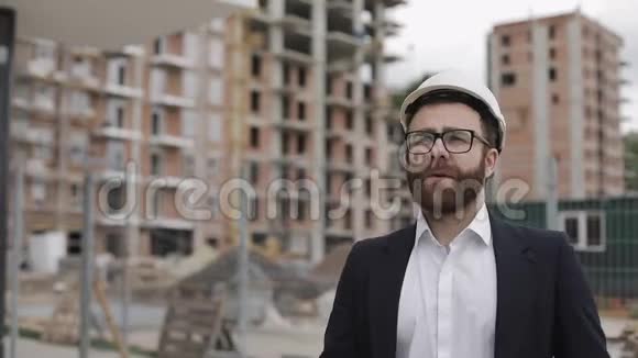 英俊的建筑师穿着商务服走下建筑工地职业概念视频的预览图