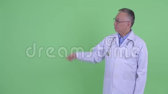 成熟的日本男医生摸着什么东西视频的预览图