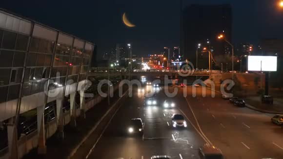 夜间地铁站交通视频的预览图