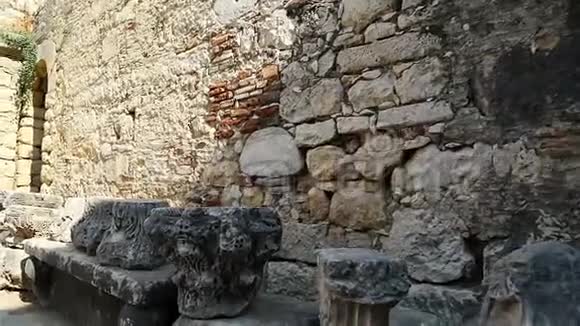 沿着城堡的历史墙上有柱子碎片的石头和石板视频的预览图