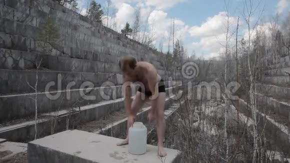 男人在户外喝冷水视频的预览图