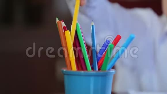 男孩用彩色铅笔画画视频的预览图