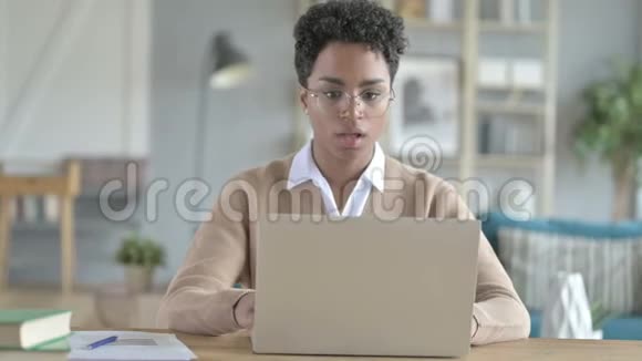 野心勃勃的非洲女孩在笔记本电脑上聊天视频的预览图