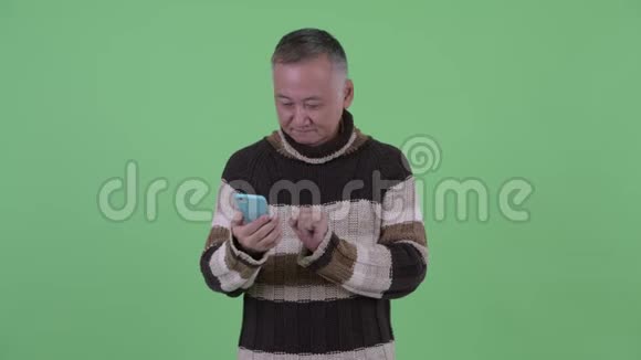 快乐成熟的日本男人视频通话显示电话视频的预览图
