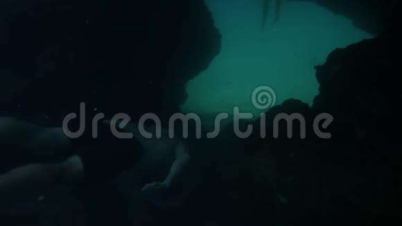 一个带着脚蹼的游泳者穿过洞穴视频的预览图