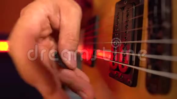专业独奏吉他手弹电吉他视频的预览图