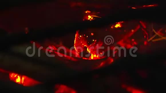 在火焰中极度接近发光的余烬视频的预览图