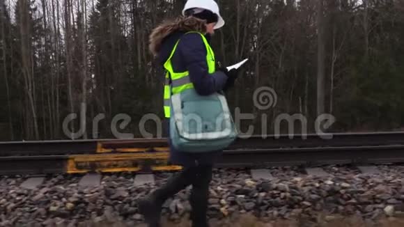 女铁路工人沿着铁路行走视频的预览图