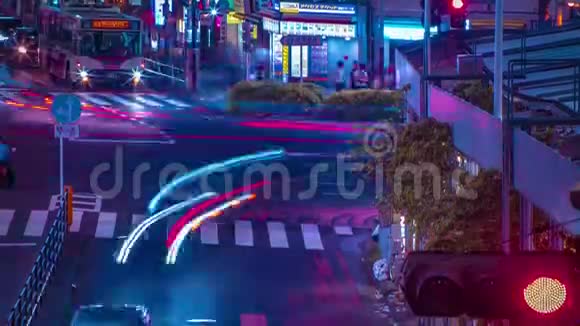 东京新宿新宿霓虹灯街的一夜时光高角度长镜头倾斜视频的预览图