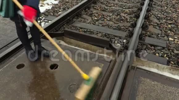 铁路女工使用刷子视频的预览图