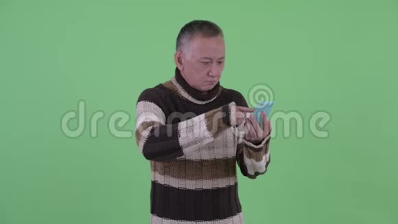 穿着成熟的日本男人用电话接坏消息视频的预览图