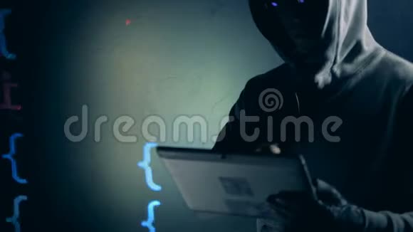 男程序员正在操作一台接近数字数据投影的平板电脑视频的预览图
