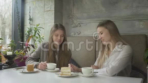 两位美女在咖啡馆喝咖啡吃蛋糕视频的预览图