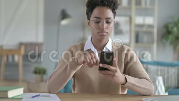 年轻的非洲女孩用她的智能手机视频的预览图