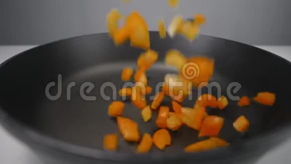 五颜六色的剁椒慢慢地落在热锅上煮素食炖熟了视频的预览图