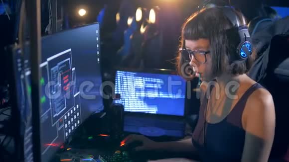 女性黑客正在获取电脑上的信息视频的预览图
