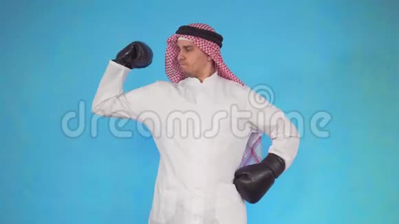 戴着拳击手套的阿拉伯男人展示自己的肌肉视频的预览图