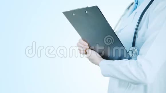 医生拿着夹板在白色背景和共空间视频的预览图