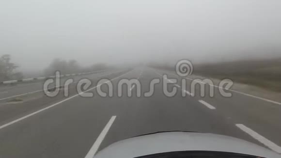 在秋天的雾路上开车视频的预览图