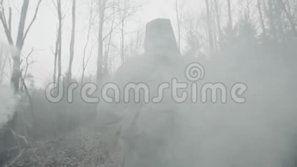 戴着防毒面具的人在旧铁路上行走在有毒烟雾中的末日视频的预览图