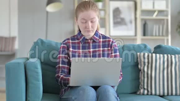 年轻女子在手提电脑工作时昏昏欲睡视频的预览图