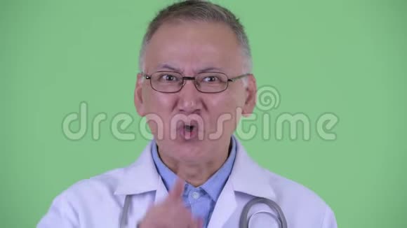 快乐成熟的日本男子医生用手指视频的预览图