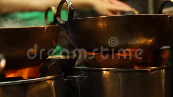 传统开放式炉灶烹饪亚洲视频的预览图