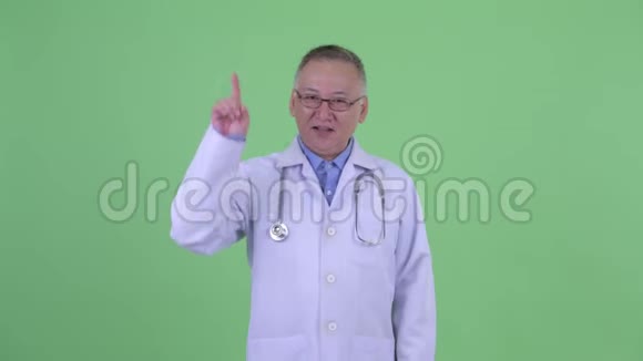 快乐成熟的日本男医生一边说一边指出视频的预览图