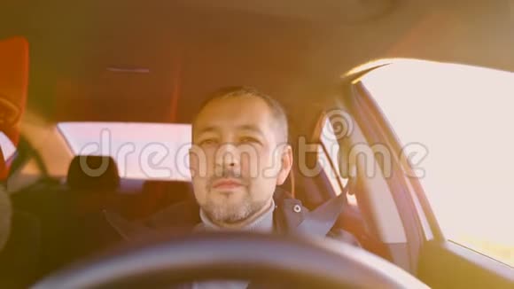 一个留着短胡子开车的人的肖像视频的预览图