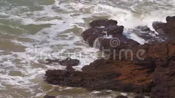 海浪冲击着岩石锯齿状的海岸线视频的预览图