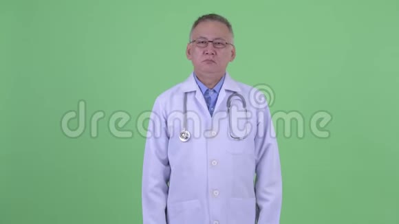 悲伤成熟的日本男子医生竖起大拇指视频的预览图