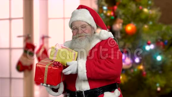 圣诞老人用拇指举起礼物视频的预览图