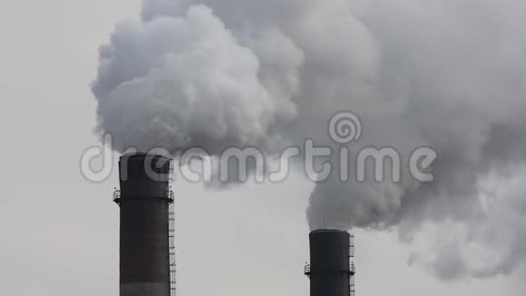 工厂烟囱冒烟浓烟滚滚工业污染空气发电厂排放环境生态问题视频的预览图