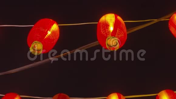 照亮的中国灯笼挂在街上视频的预览图