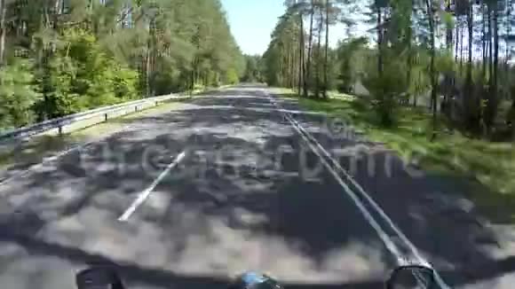 摩托车司机在马路上指指点点视频的预览图