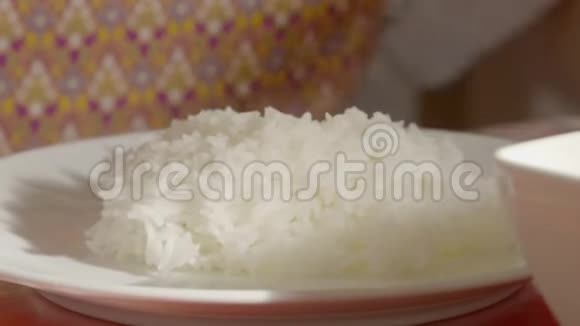 咖喱酱中的肉和黄瓜放在碗里视频的预览图