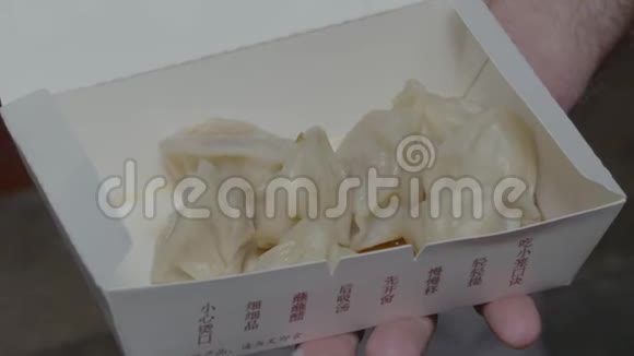 打开的外卖纸盒里的蒸饺视频的预览图