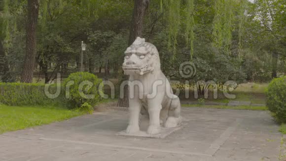 中国帝王守护狮石雕塑视频的预览图