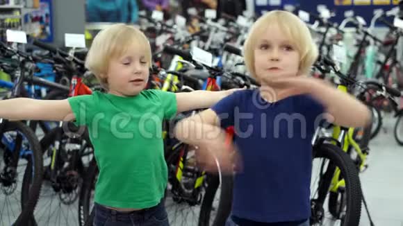 双胞胎兄弟积极沟通视频的预览图